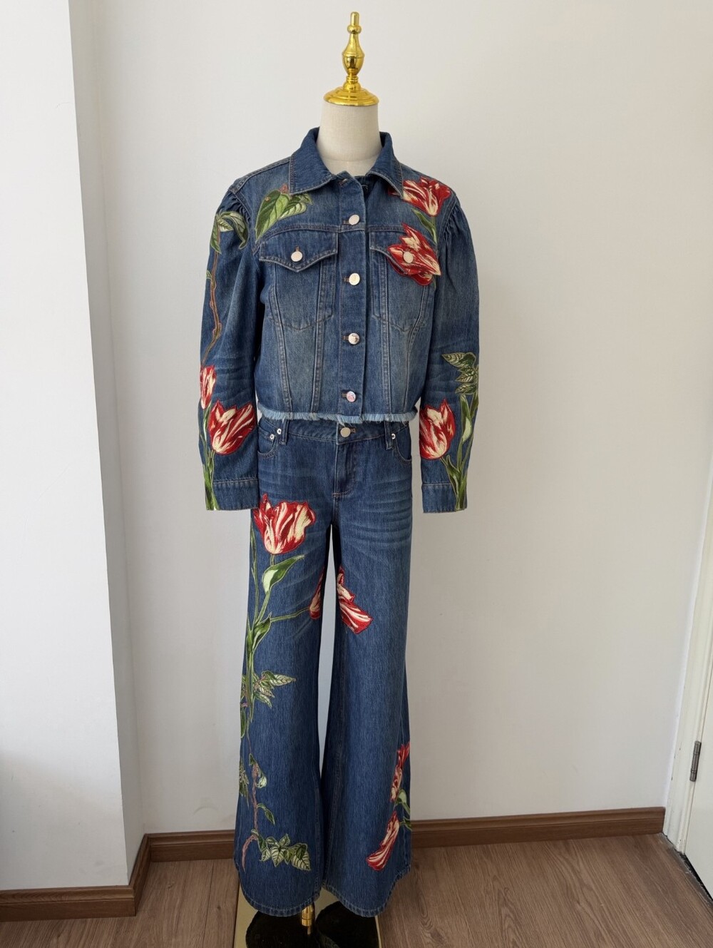 Alice + Olivia AMAZING EMBROIDERED JEAN - Picture 15 of 15